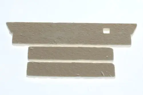 Weißes, rechteckiges Isoliermaterial mit einer Aussparung, das in der Bau- oder Heiztechnik verwendet wird, möglicherweise von Bosch.